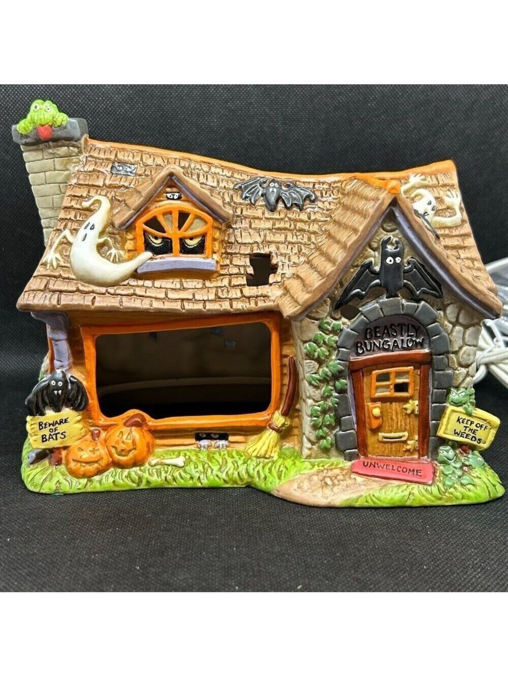 New in box limited edition Beasty Bungalow Creepy Hollow lighted figurine
